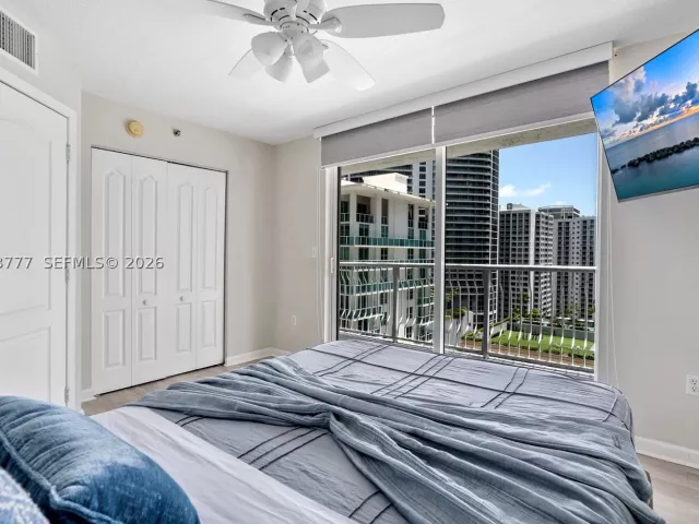 2-bedroom condo for sale in Miami - 1200 Brickell Bay Dr 2423 - MondialRealty