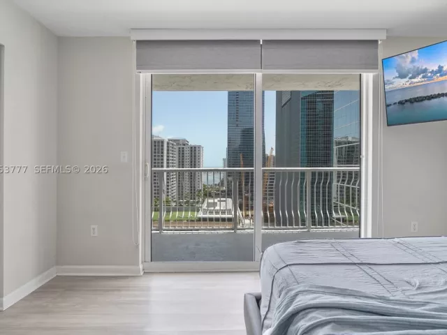 2-bedroom condo for sale in Miami - 1200 Brickell Bay Dr 2423 - MondialRealty