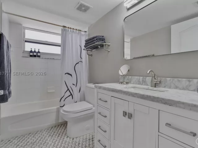 2-bedroom condo for sale in Miami - 1200 Brickell Bay Dr 2423 - MondialRealty