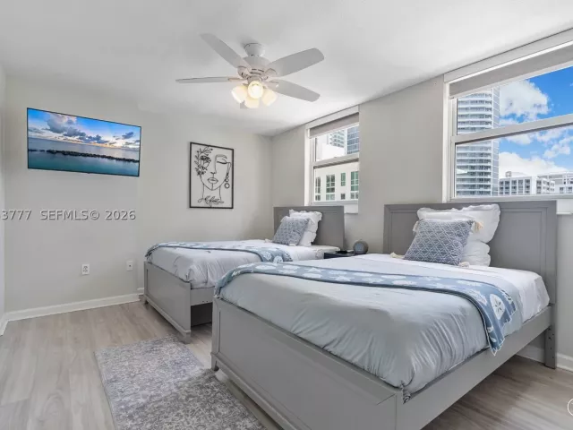 2-bedroom condo for sale in Miami - 1200 Brickell Bay Dr 2423 - MondialRealty