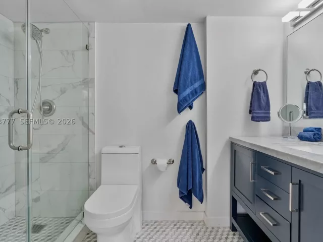 2-bedroom condo for sale in Miami - 1200 Brickell Bay Dr 2423 - MondialRealty
