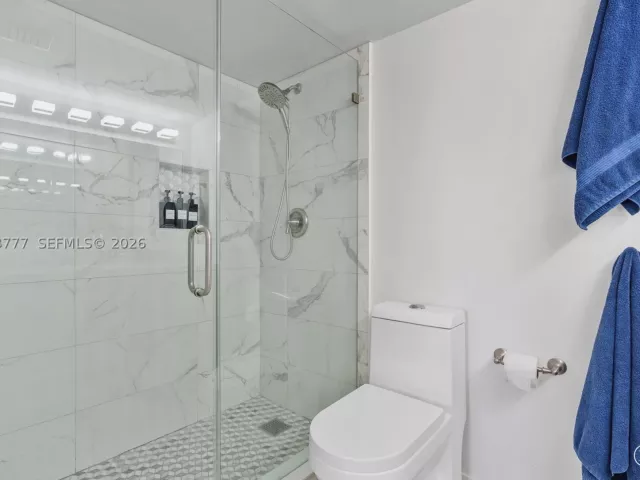 2-bedroom condo for sale in Miami - 1200 Brickell Bay Dr 2423 - MondialRealty