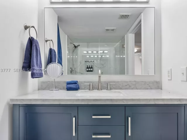 2-bedroom condo for sale in Miami - 1200 Brickell Bay Dr 2423 - MondialRealty
