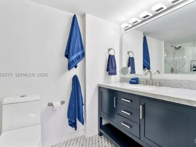 2-bedroom condo for sale in Miami - 1200 Brickell Bay Dr 2423 - MondialRealty