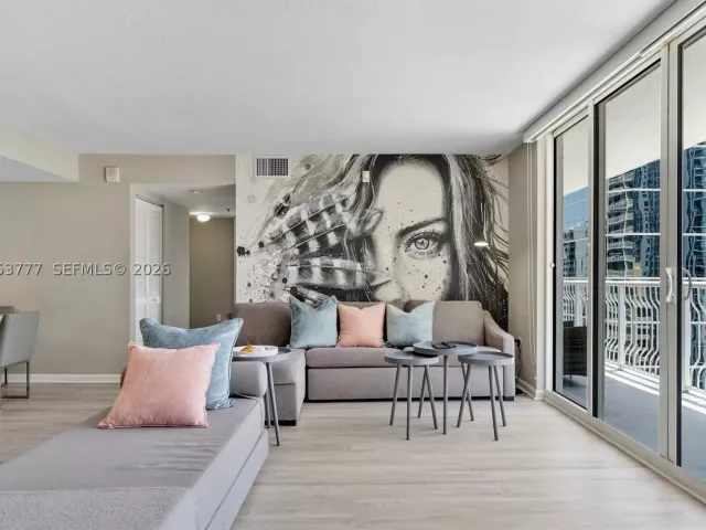 2-bedroom condo for sale in Miami - 1200 Brickell Bay Dr 2423 - MondialRealty