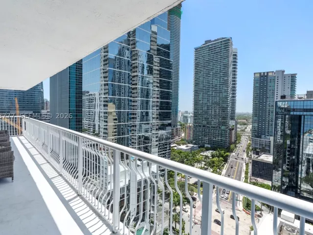 2-bedroom condo for sale in Miami - 1200 Brickell Bay Dr 2423 - MondialRealty
