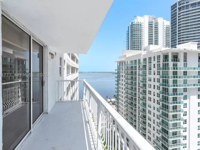 2-bedroom condo for sale in Miami - 1200 Brickell Bay Dr 2423 - MondialRealty