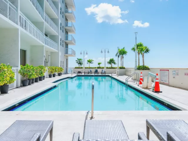 2-bedroom condo for sale in Miami - 1200 Brickell Bay Dr 2423 - MondialRealty