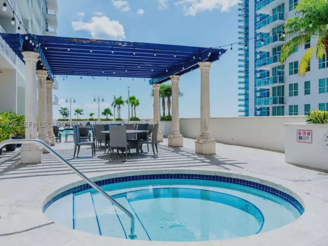 2-bedroom condo for sale in Miami - 1200 Brickell Bay Dr 2423 - MondialRealty