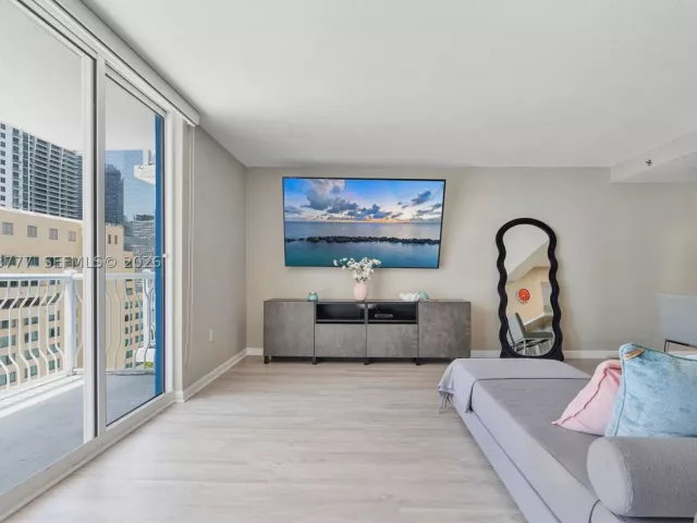 2-bedroom condo for sale in Miami - 1200 Brickell Bay Dr 2423 - MondialRealty