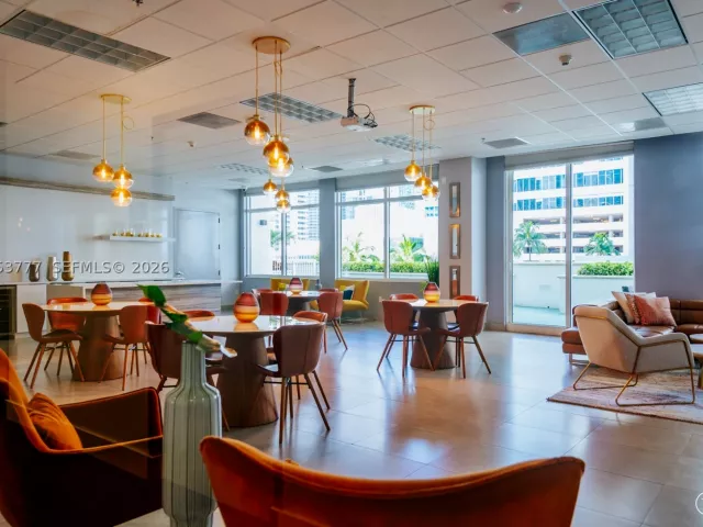 2-bedroom condo for sale in Miami - 1200 Brickell Bay Dr 2423 - MondialRealty