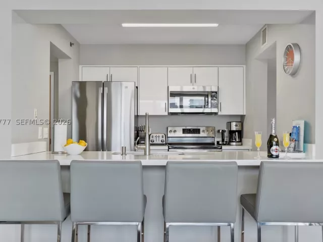 2-bedroom condo for sale in Miami - 1200 Brickell Bay Dr 2423 - MondialRealty