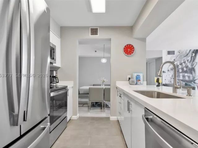 2-bedroom condo for sale in Miami - 1200 Brickell Bay Dr 2423 - MondialRealty