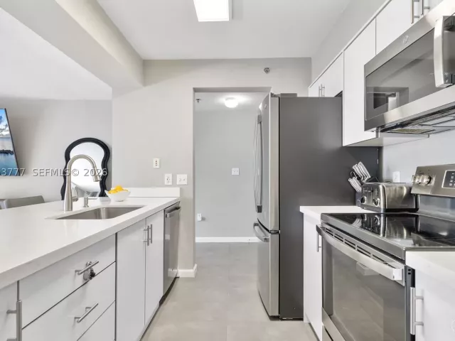 2-bedroom condo for sale in Miami - 1200 Brickell Bay Dr 2423 - MondialRealty