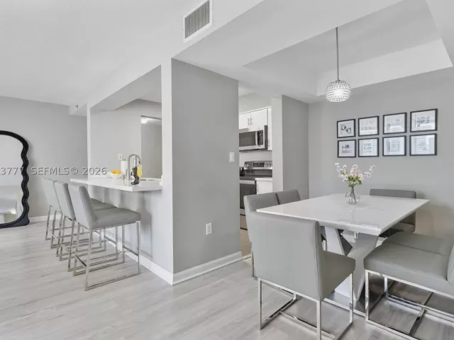 2-bedroom condo for sale in Miami - 1200 Brickell Bay Dr 2423 - MondialRealty