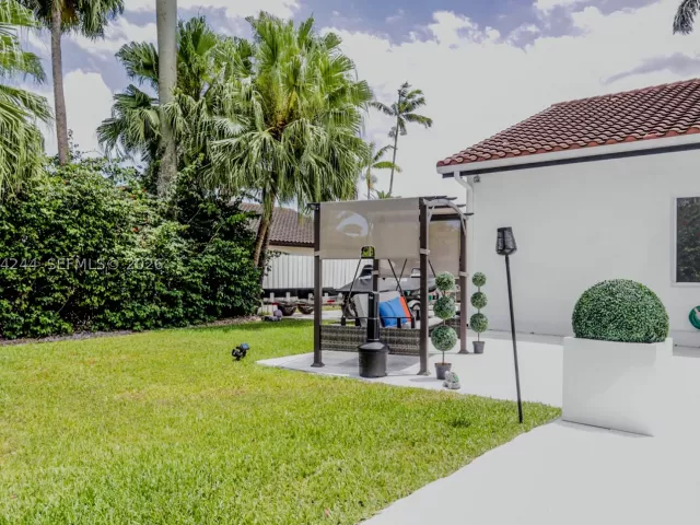 5-bedroom home for sale in Miami - 11929 SW 72 TER - MondialRealty