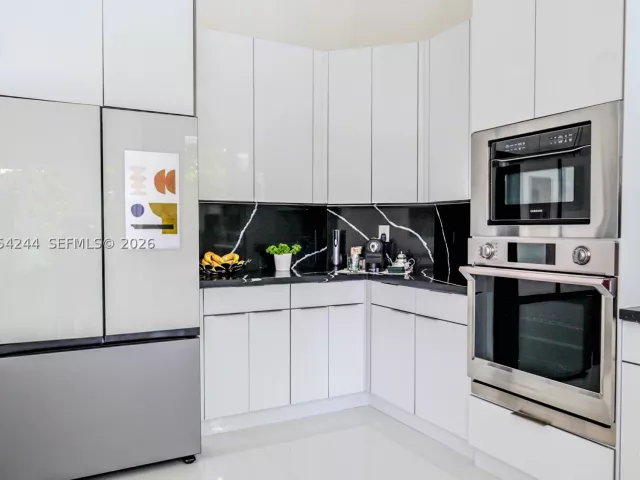 5-bedroom home for sale in Miami - 11929 SW 72 TER - MondialRealty