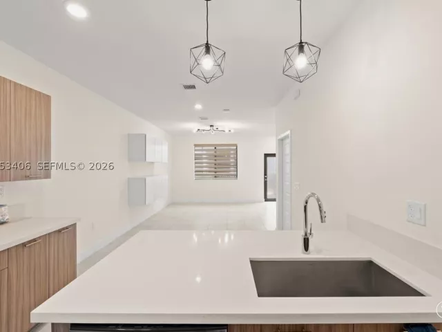 3-bedroom home for rent in Doral - 4746 NW 83rd Pkwy - MondialRealty
