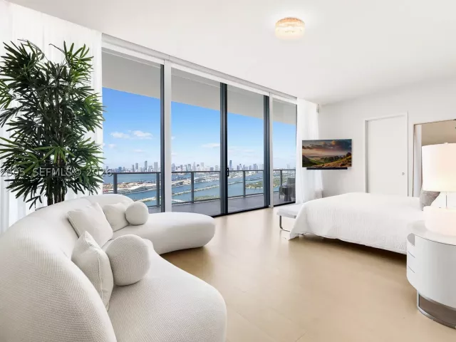 5-bedroom condo for rent in Miami Beach - 500 Alton PH4701 - MondialRealty