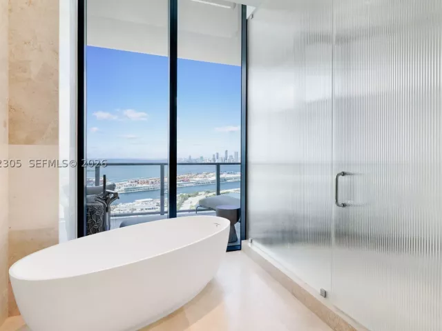 5-bedroom condo for rent in Miami Beach - 500 Alton PH4701 - MondialRealty