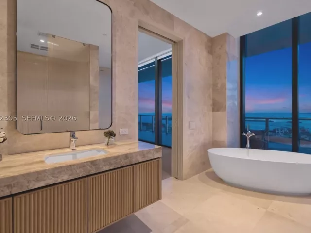 5-bedroom condo for rent in Miami Beach - 500 Alton PH4701 - MondialRealty