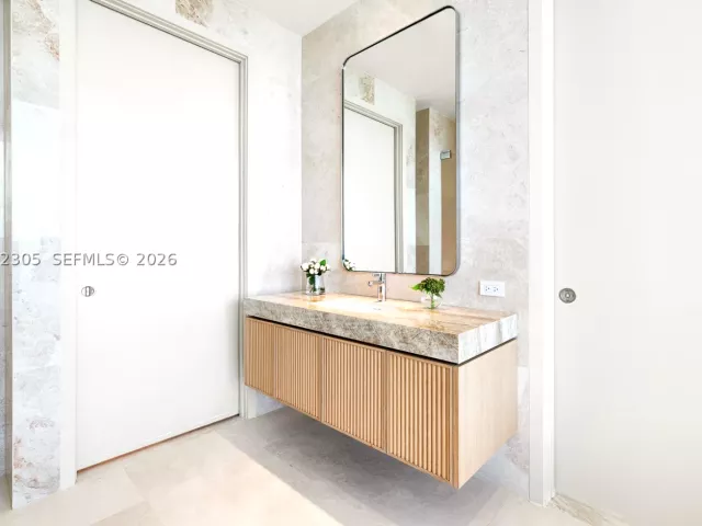 5-bedroom condo for rent in Miami Beach - 500 Alton PH4701 - MondialRealty