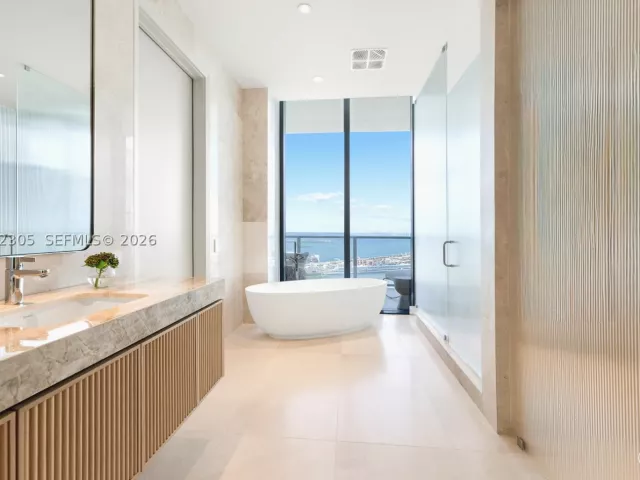 5-bedroom condo for rent in Miami Beach - 500 Alton PH4701 - MondialRealty