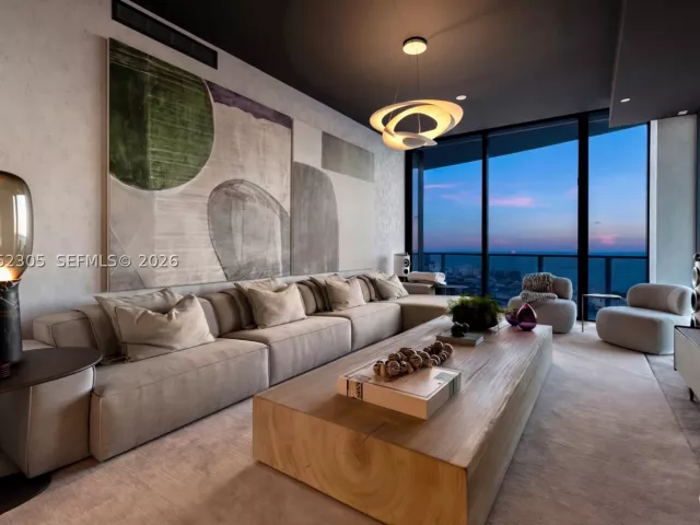 5-bedroom condo for rent in Miami Beach - 500 Alton PH4701 - MondialRealty