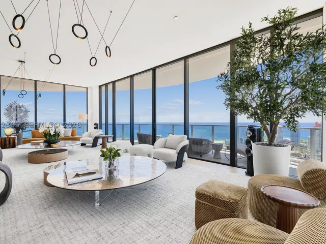 5-bedroom condo for rent in Miami Beach - 500 Alton PH4701 - MondialRealty