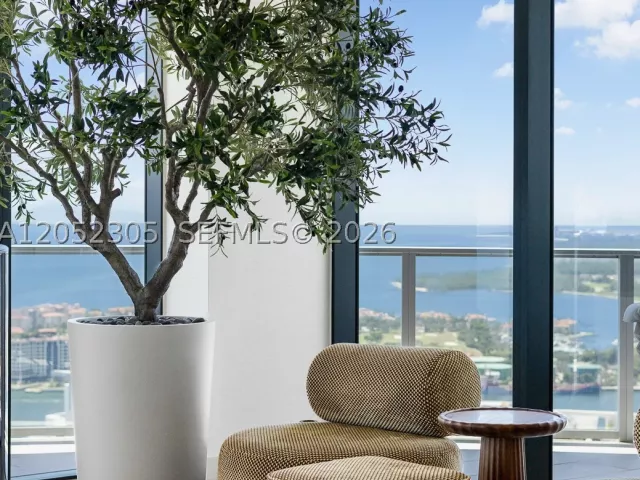 5-bedroom condo for rent in Miami Beach - 500 Alton PH4701 - MondialRealty