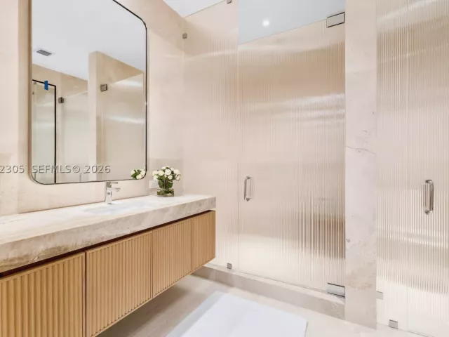 5-bedroom condo for rent in Miami Beach - 500 Alton PH4701 - MondialRealty