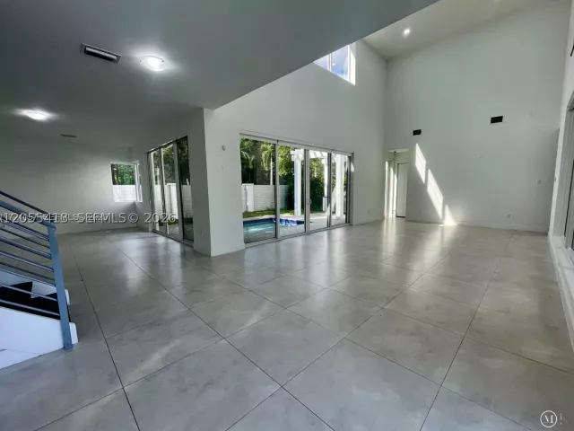 6-bedroom home for rent in Doral - 10250 NW 74th Ter 0 - MondialRealty