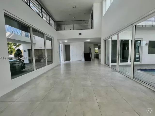 6-bedroom home for rent in Doral - 10250 NW 74th Ter 0 - MondialRealty