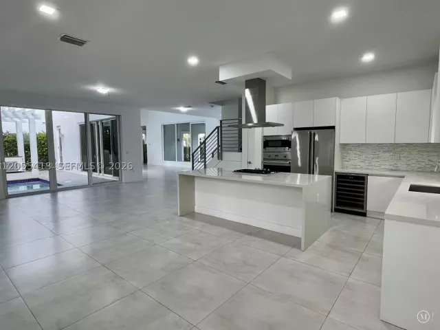 6-bedroom home for rent in Doral - 10250 NW 74th Ter 0 - MondialRealty