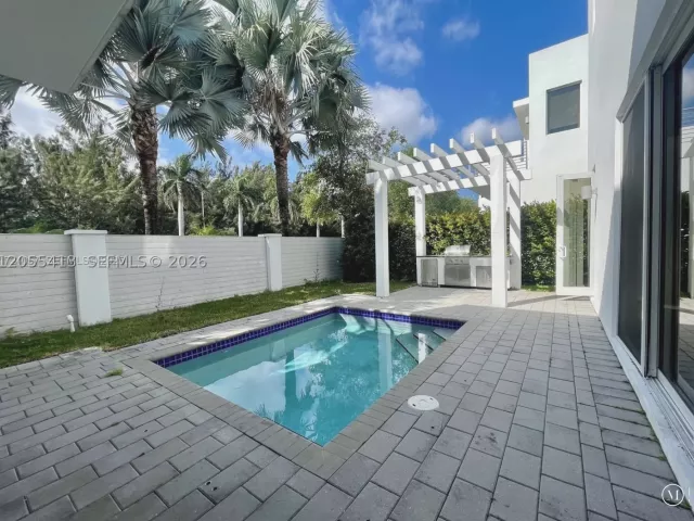 6-bedroom home for rent in Doral - 10250 NW 74th Ter 0 - MondialRealty