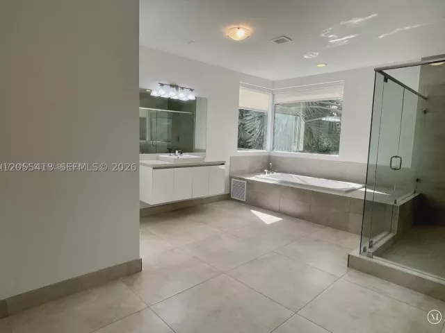 6-bedroom home for rent in Doral - 10250 NW 74th Ter 0 - MondialRealty