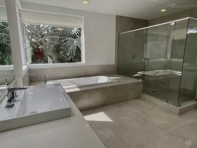 6-bedroom home for rent in Doral - 10250 NW 74th Ter 0 - MondialRealty
