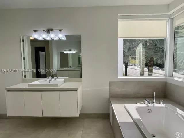 6-bedroom home for rent in Doral - 10250 NW 74th Ter 0 - MondialRealty