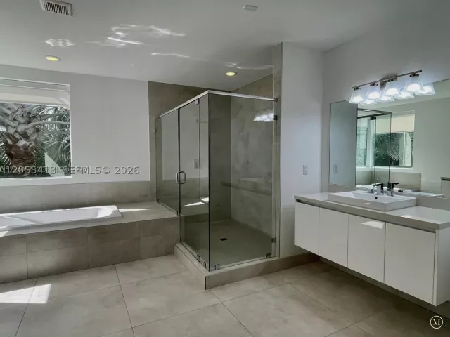 6-bedroom home for rent in Doral - 10250 NW 74th Ter 0 - MondialRealty
