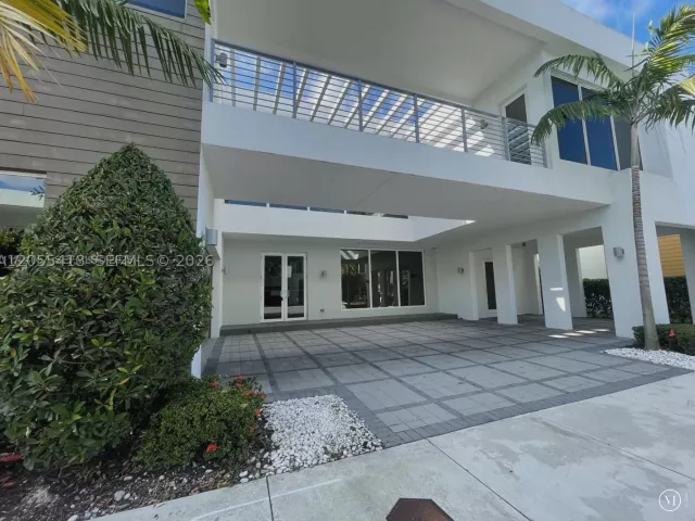 6-bedroom home for rent in Doral - 10250 NW 74th Ter 0 - MondialRealty