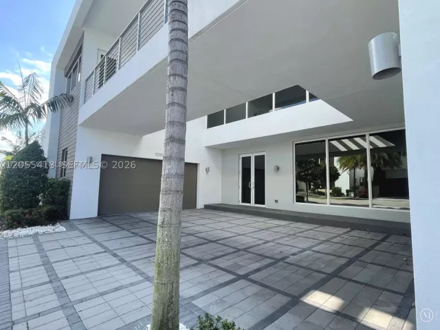 6-bedroom home for rent in Doral - 10250 NW 74th Ter 0 - MondialRealty