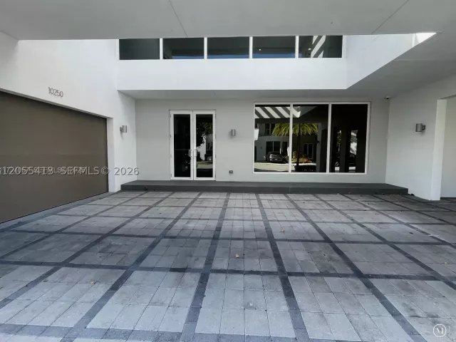 6-bedroom home for rent in Doral - 10250 NW 74th Ter 0 - MondialRealty