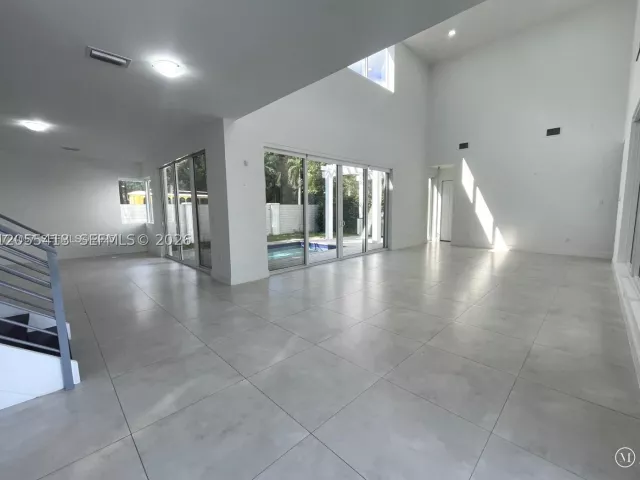 6-bedroom home for rent in Doral - 10250 NW 74th Ter 0 - MondialRealty