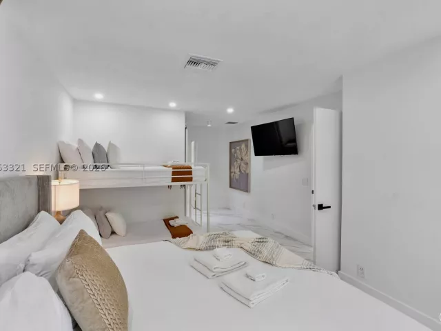 5-bedroom home for rent in Lauderdale By The Sea - 3261 Seaward Dr 3261 - MondialRealty