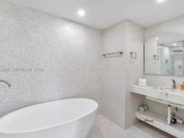 5-bedroom home for rent in Lauderdale By The Sea - 3261 Seaward Dr 3261 - MondialRealty