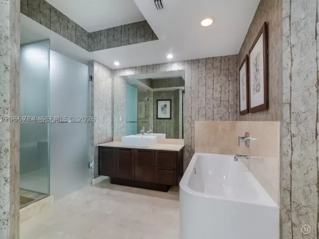 3-bedroom condo for rent in Sunny Isles Beach - 150 Sunny Isles Blvd 1-1801 - MondialRealty