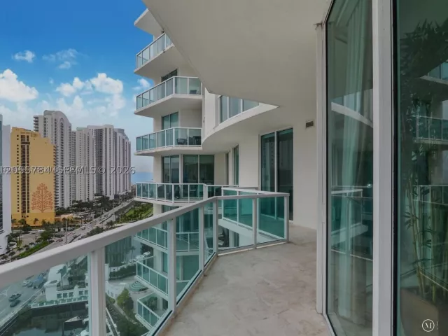 3-bedroom condo for rent in Sunny Isles Beach - 150 Sunny Isles Blvd 1-1801 - MondialRealty