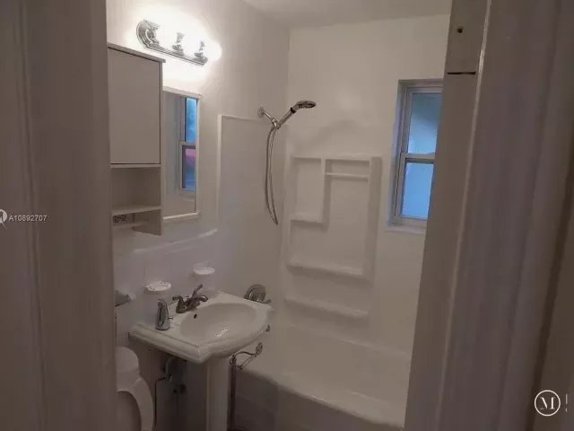 3-bedroom home for rent in Hollywood - 1111 N 25TH Avenue - MondialRealty