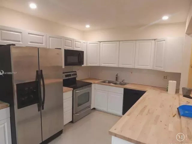 3-bedroom home for rent in Hollywood - 1111 N 25TH Avenue - MondialRealty