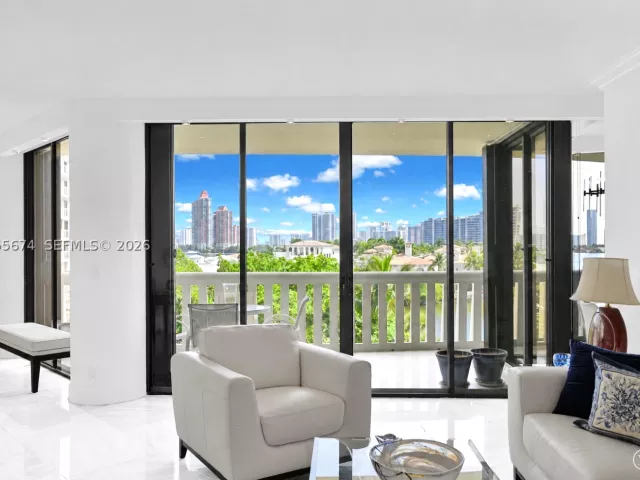 2-bedroom condo for sale in Aventura - 3000 Island Blvd 505 - MondialRealty